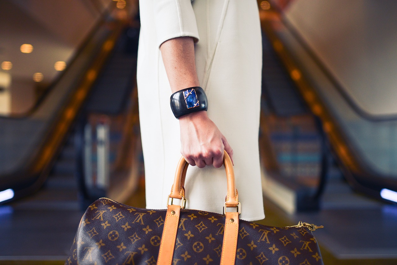 Bolsa da Louis Vuitton em formato de avião que pode ser até mais cara que  um avião de verdade. Você compraria?