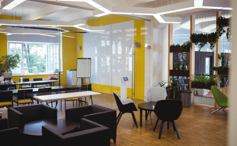 Benefícios dos escritórios privativos em espaços de coworking: o melhor dos dois mundos